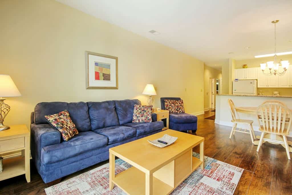 Golf-view condo near beach & Broadway - pool, central AC, private washer/dryer