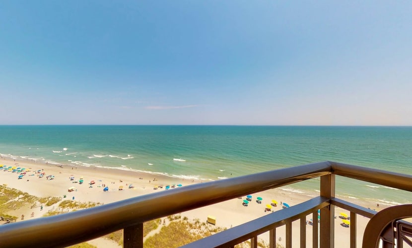 12th floor, newly renovated oceanfront studio with AC, pool & hot tub access