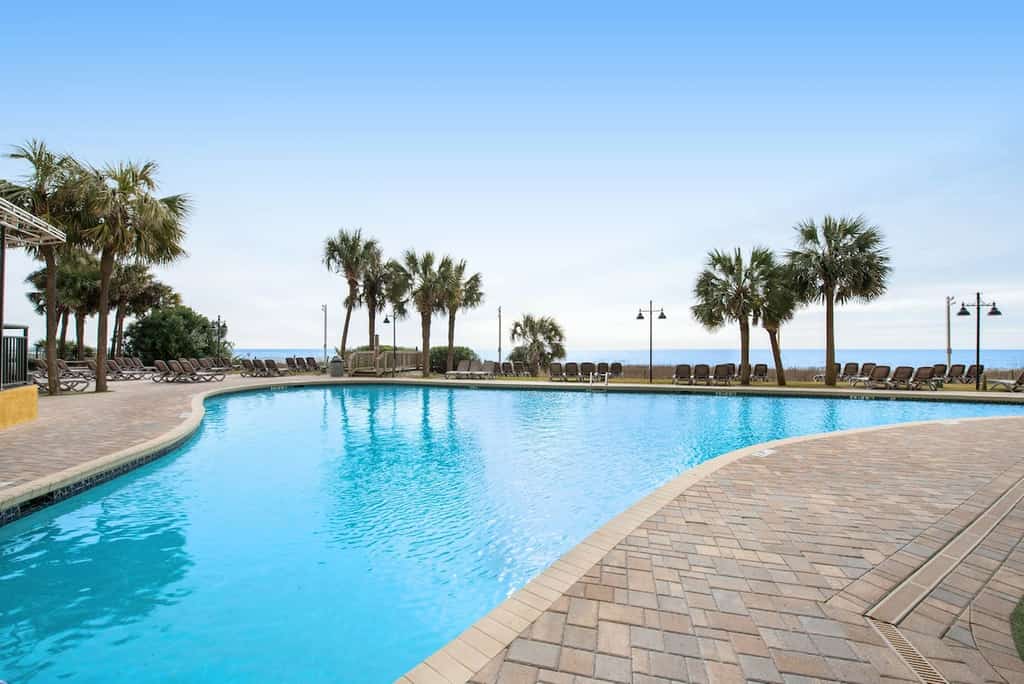 12th floor, newly renovated oceanfront studio with AC, pool & hot tub access