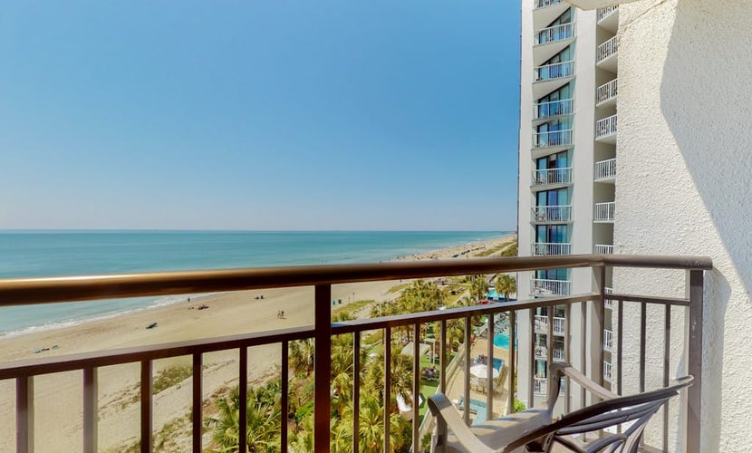 6th-floor oceanfront studio with pool, hot tub, AC & WiFi - snowbird-friendly