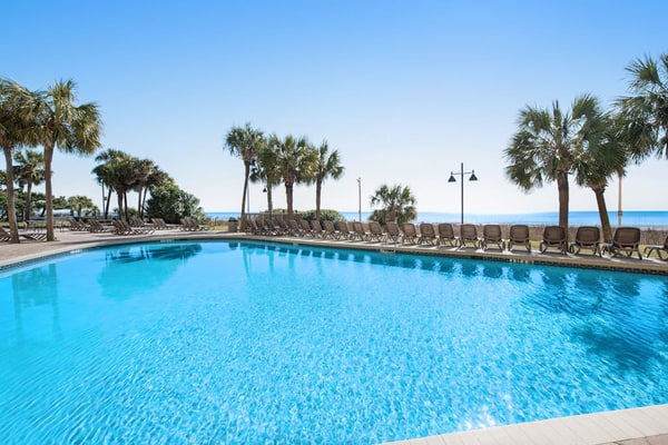 6th-floor oceanfront studio with pool, hot tub, AC & WiFi - snowbird-friendly