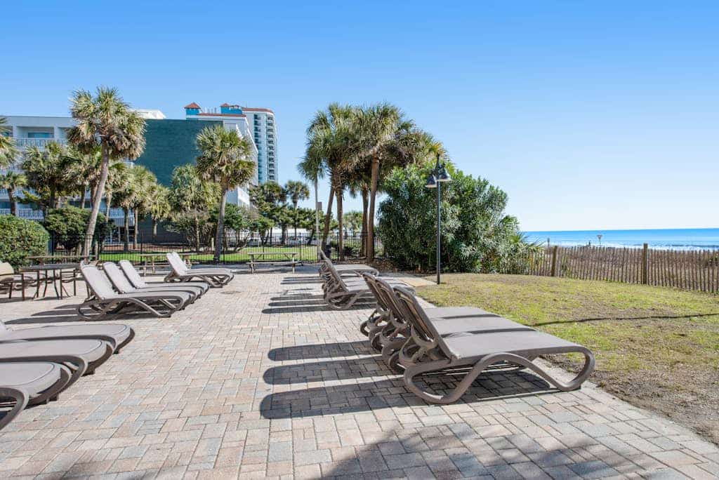 6th-floor oceanfront studio with pool, hot tub, AC & WiFi - snowbird-friendly