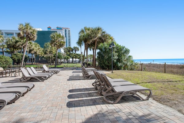 6th-floor oceanfront studio with pool, hot tub, AC & WiFi - snowbird-friendly
