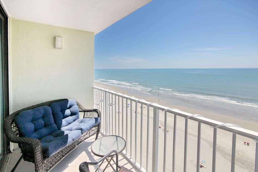 Oceanfront Dream w/ Private Balcony, Ocean Views, Shared Pool & Fast WiFi