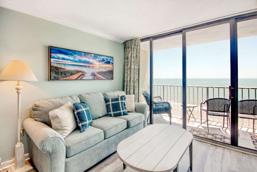 Oceanfront Dream w/ Private Balcony, Ocean Views, Shared Pool & Fast WiFi