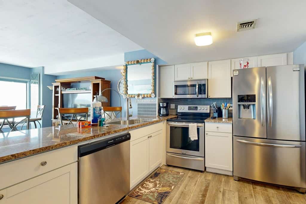 Oceanfront 19th-floor condo with 2 balconies, pools, hot tubs, gym & sauna