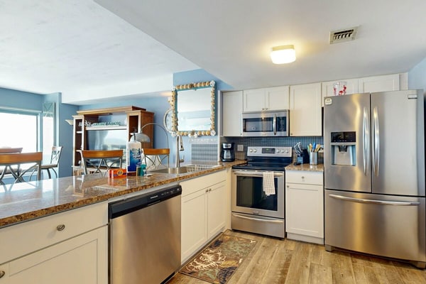 Oceanfront 19th-floor condo with 2 balconies, pools, hot tubs, gym & sauna