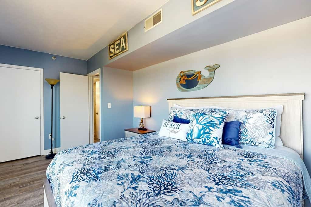 Oceanfront 19th-floor condo with 2 balconies, pools, hot tubs, gym & sauna