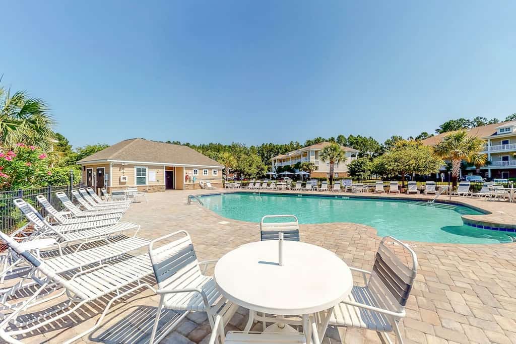 Lakeview condo with private patio, pool, close to beach & golf