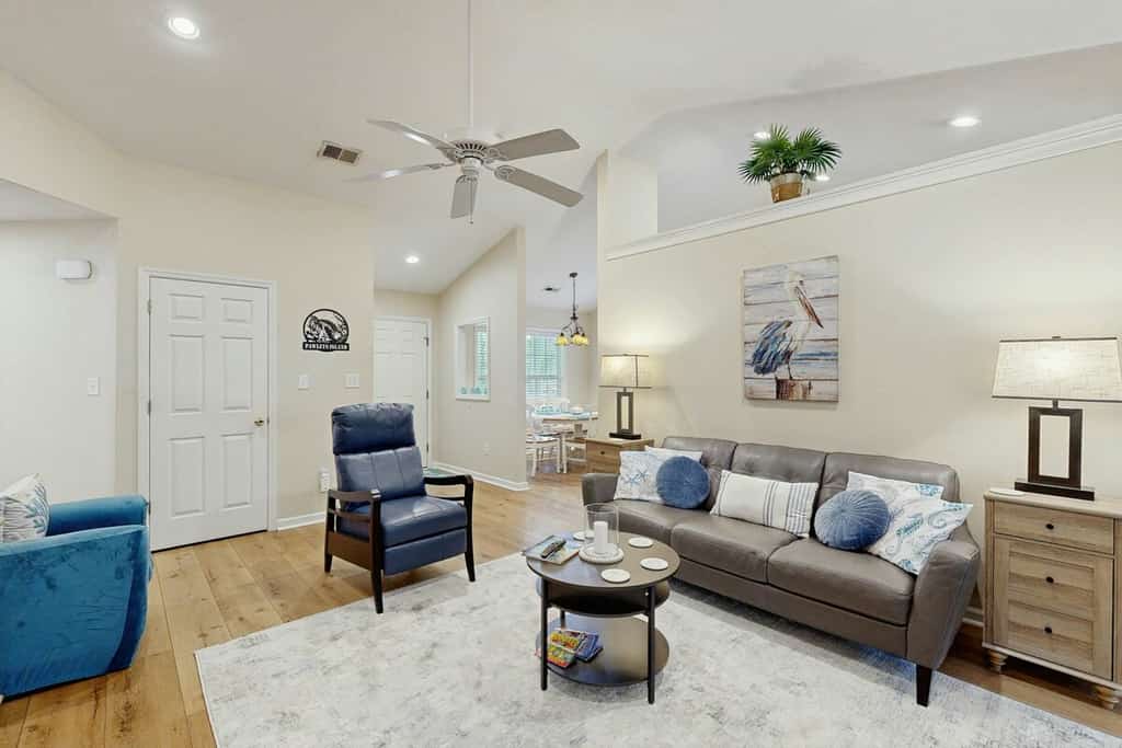 Charming house with screened-in patio, central AC, close to beach & golf