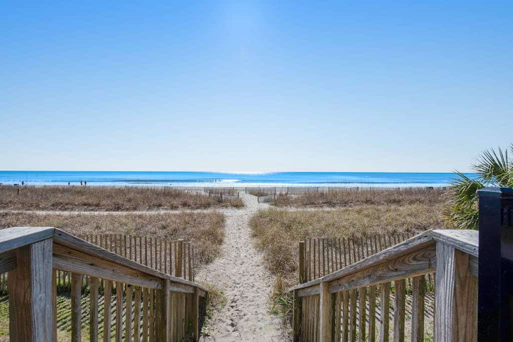 Third-floor ocean-view condo with pool, hot tub, AC & WiFi - dogs OK