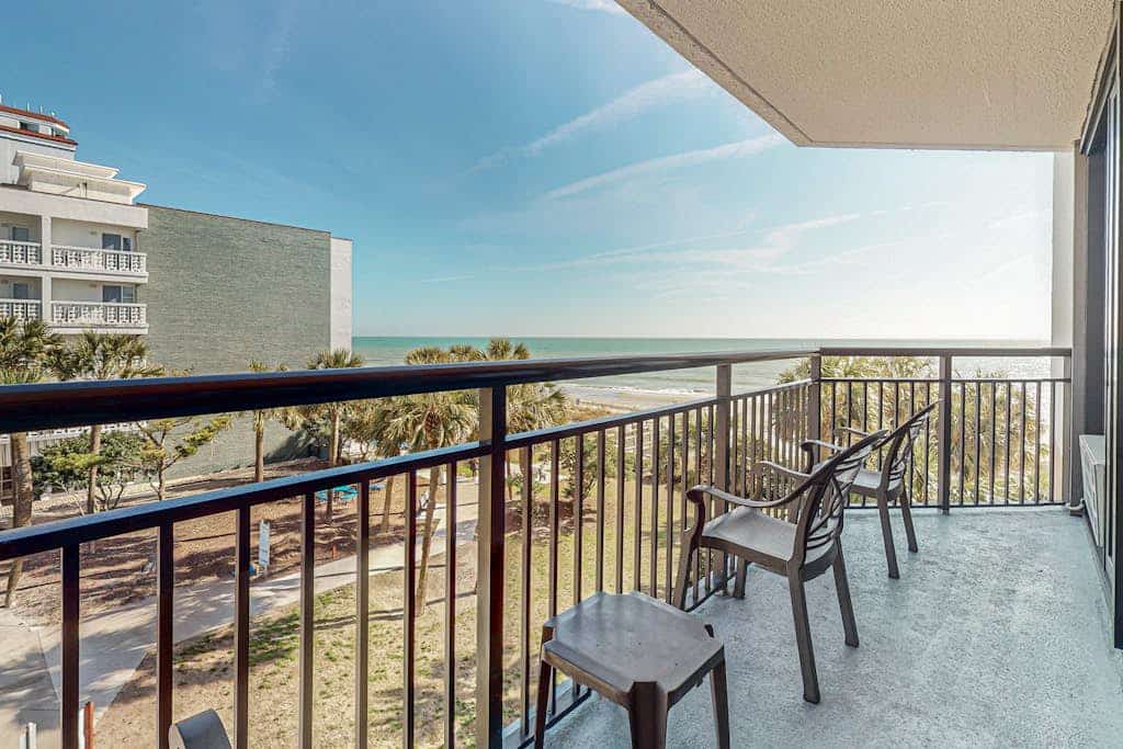 Third-floor ocean-view condo with pool, hot tub, AC & WiFi - dogs OK