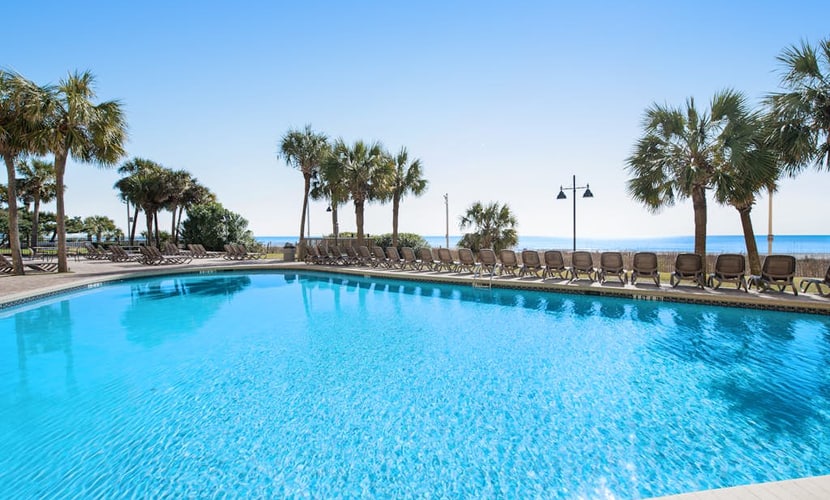7th-floor oceanfront studio with pool, hot tub, gym & AC