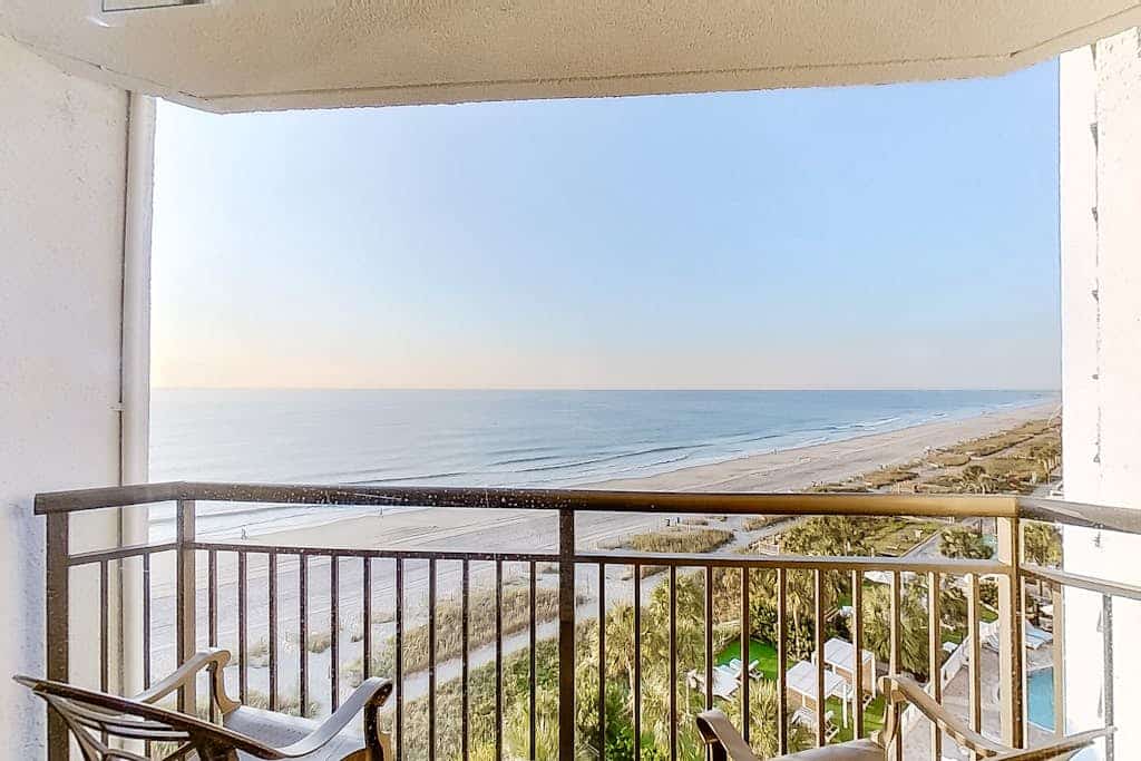 7th-floor oceanfront studio with pool, hot tub, gym & AC