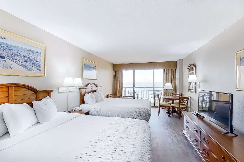 7th-floor oceanfront studio with pool, hot tub, gym & AC