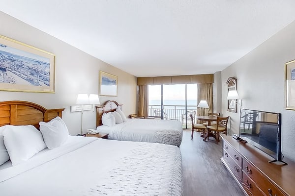 7th-floor oceanfront studio with pool, hot tub, gym & AC