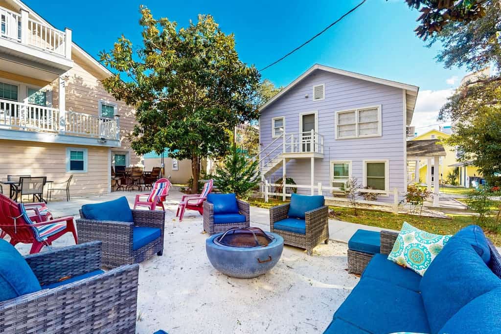 Cozy cottage with W/D, dog friendly & close to beach - Shared Outdoor