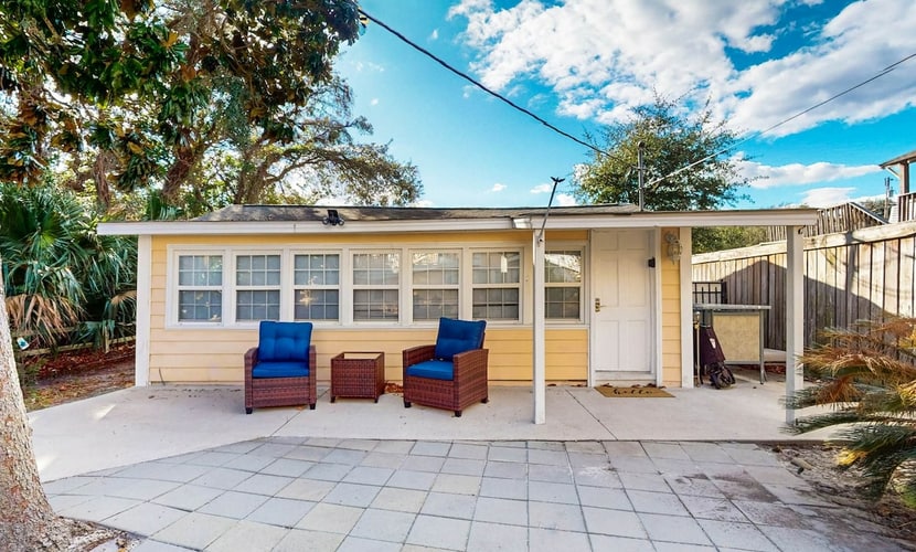 Cozy cottage with W/D, dog friendly & close to beach - Shared Outdoor