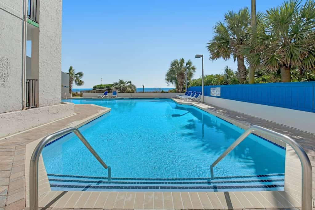 9th Floor Oceanfront Dog & Snowbird Friendly Studio WiFi, Shared Pool/Hot Tub,