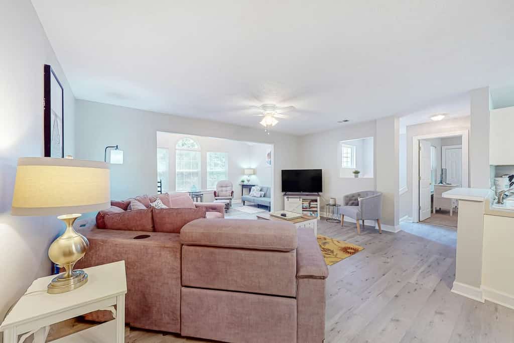 Spacious condo close to the ocean & marshwalk with W/D, AC, & pool