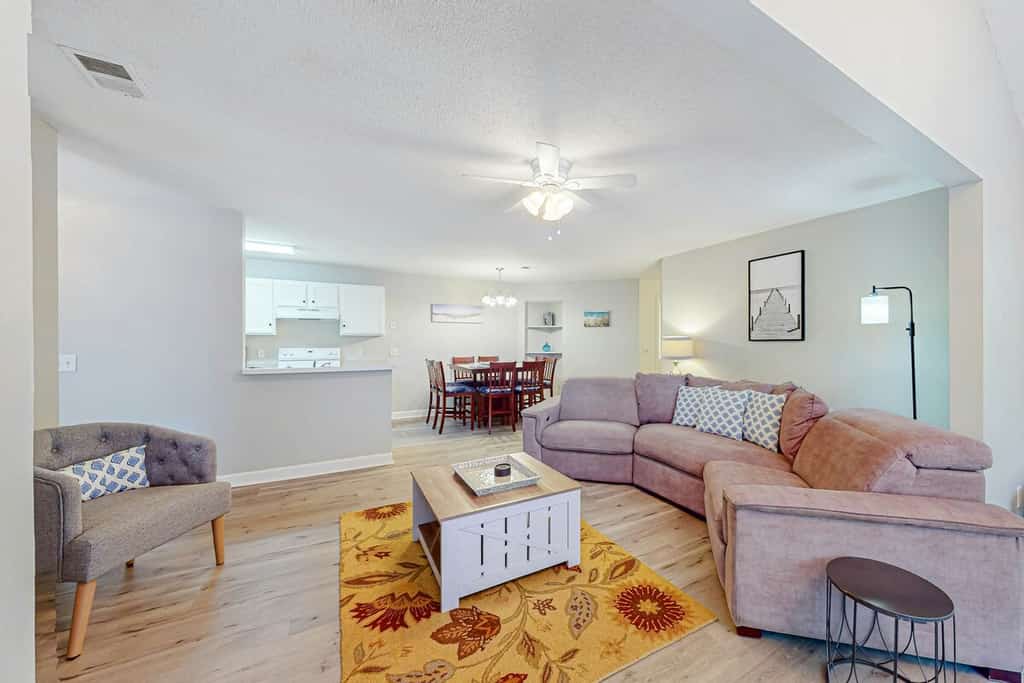 Spacious condo close to the ocean & marshwalk with W/D, AC, & pool