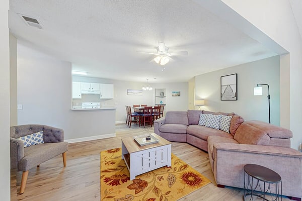 Spacious condo close to the ocean & marshwalk with W/D, AC, & pool