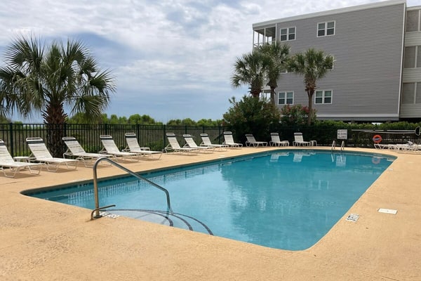 Cozy oceanfront condo with pool, hot tub, private balcony & W/D