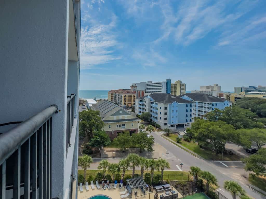 Oceanview condo with pool, private balcony & close to beach