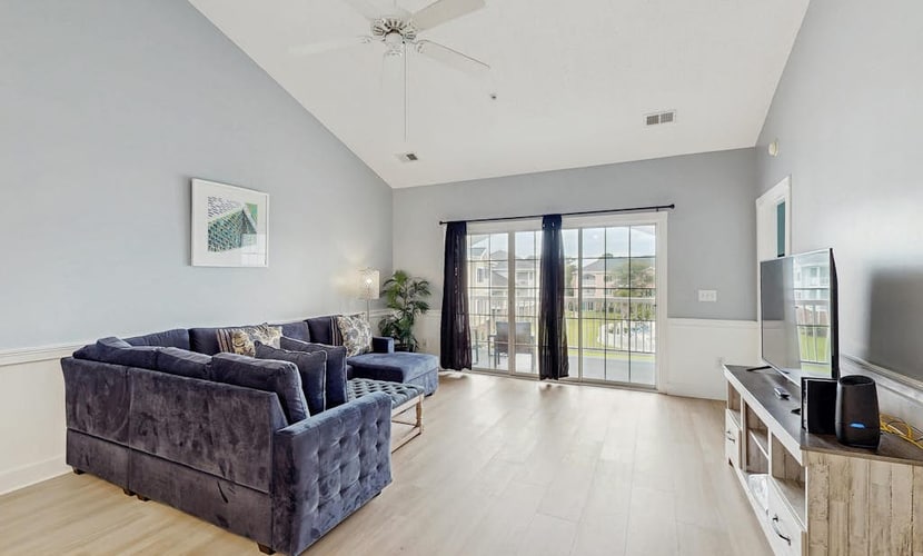Spacious condo with pool, fast WiFi, washer/dryer & central AC