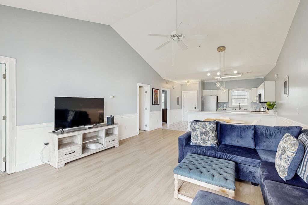 Spacious condo with pool, fast WiFi, washer/dryer & central AC