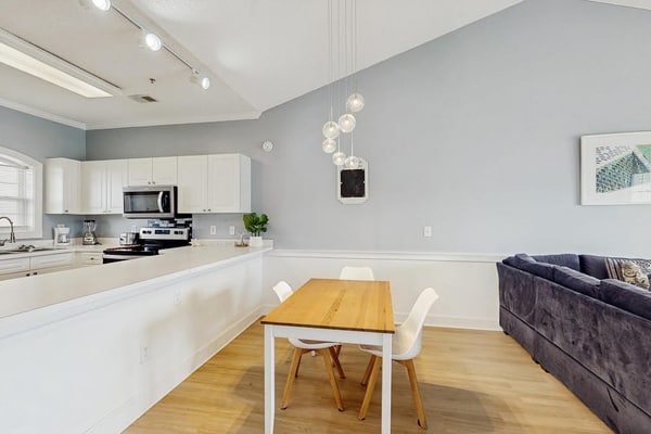 Spacious condo with pool, fast WiFi, washer/dryer & central AC