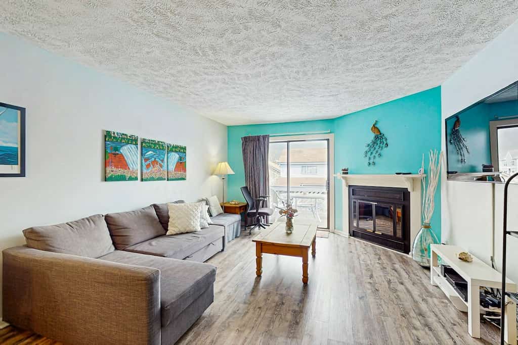 3rd floor condo with balcony, pool, W/D, close to beach & golf