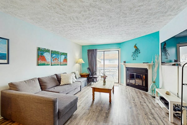 3rd floor condo with balcony, pool, W/D, close to beach & golf