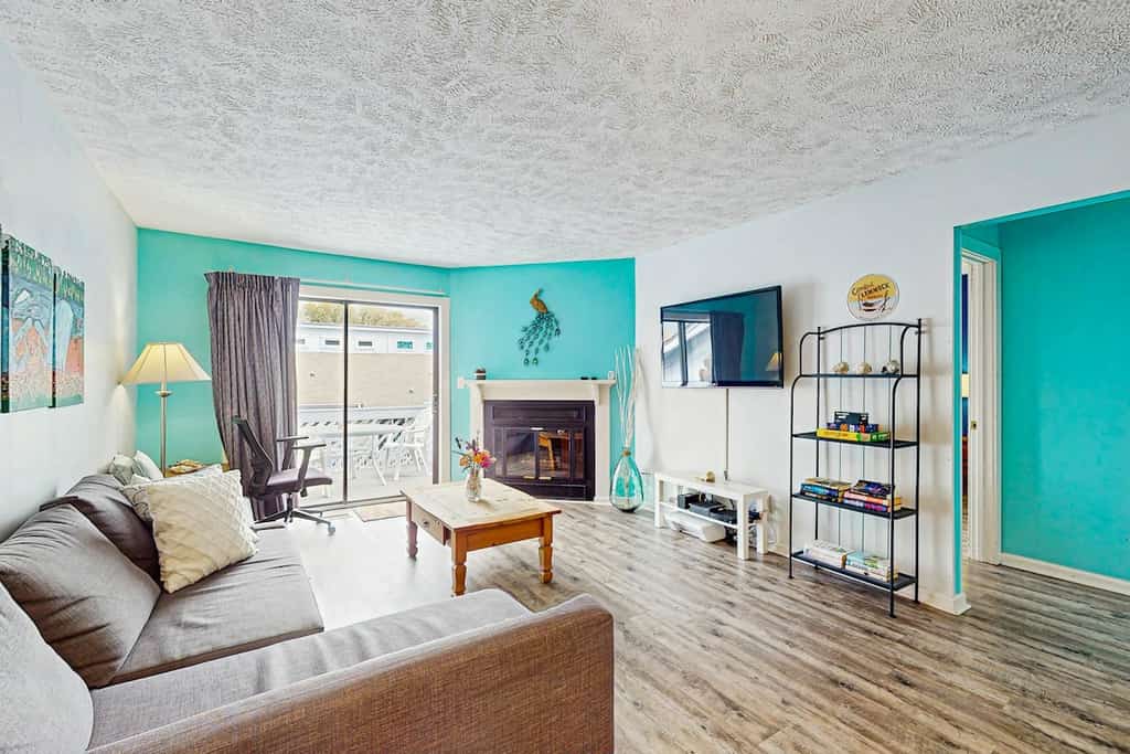 3rd floor condo with balcony, pool, W/D, close to beach & golf