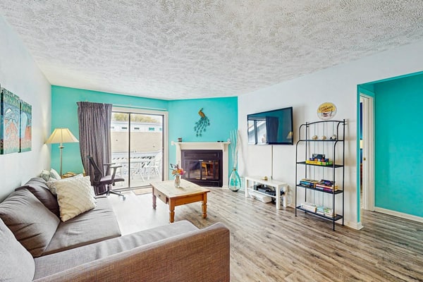 3rd floor condo with balcony, pool, W/D, close to beach & golf