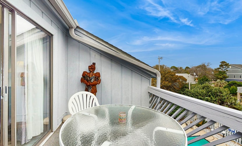3rd floor condo with balcony, pool, W/D, close to beach & golf