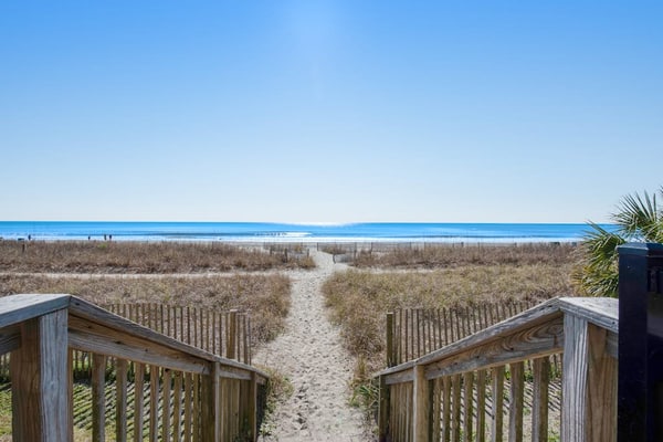 5th-floor ocean-view studio with WiFi, pool, hot tub & AC