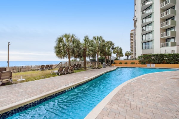 5th-floor ocean-view studio with WiFi, pool, hot tub & AC