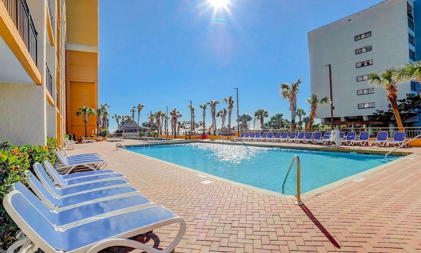 Bright beachfront condo with hot tub, pools, and balcony views of the ocean!