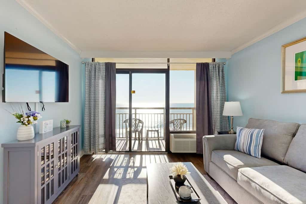 Bright beachfront condo with hot tub, pools, and balcony views of the ocean!