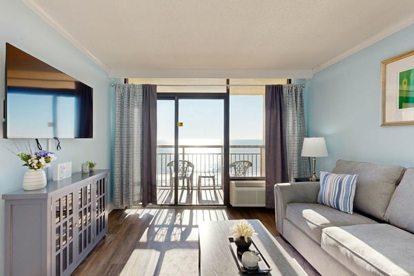 Bright beachfront condo with hot tub, pools, and balcony views of the ocean!