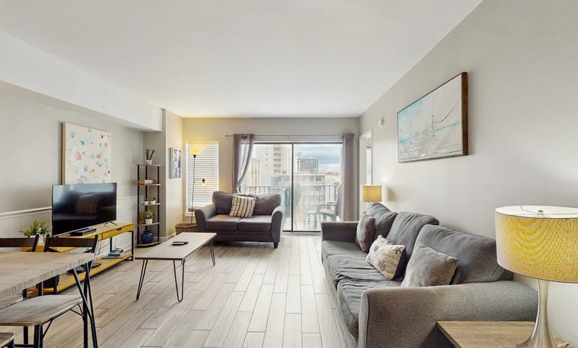 Oceanview condo with seasonal on-site bar, pool, hot tub - centrally located