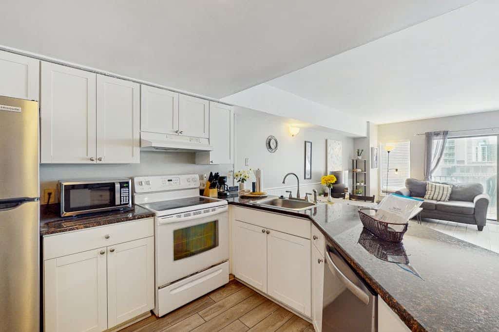 Oceanview condo with seasonal on-site bar, pool, hot tub - centrally located