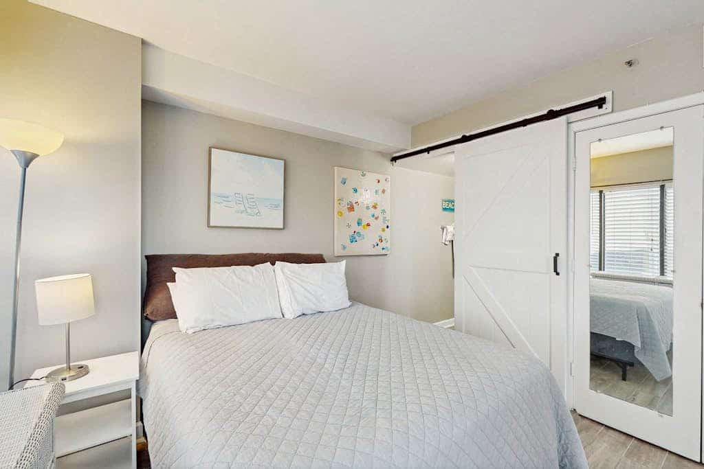 Oceanview condo with seasonal on-site bar, pool, hot tub - centrally located