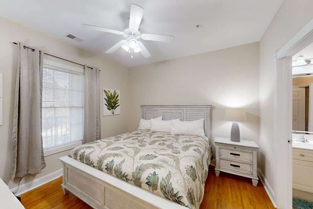 Lakefront condo with private balcony, pool, close to beach & golf