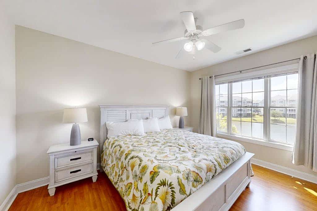 Lakefront condo with private balcony, pool, close to beach & golf