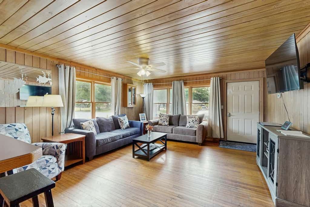 Cozy coastal home with a porch, washer/dryer, and central AC - prime location