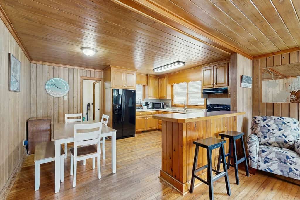 Cozy coastal home with a porch, washer/dryer, and central AC - prime location