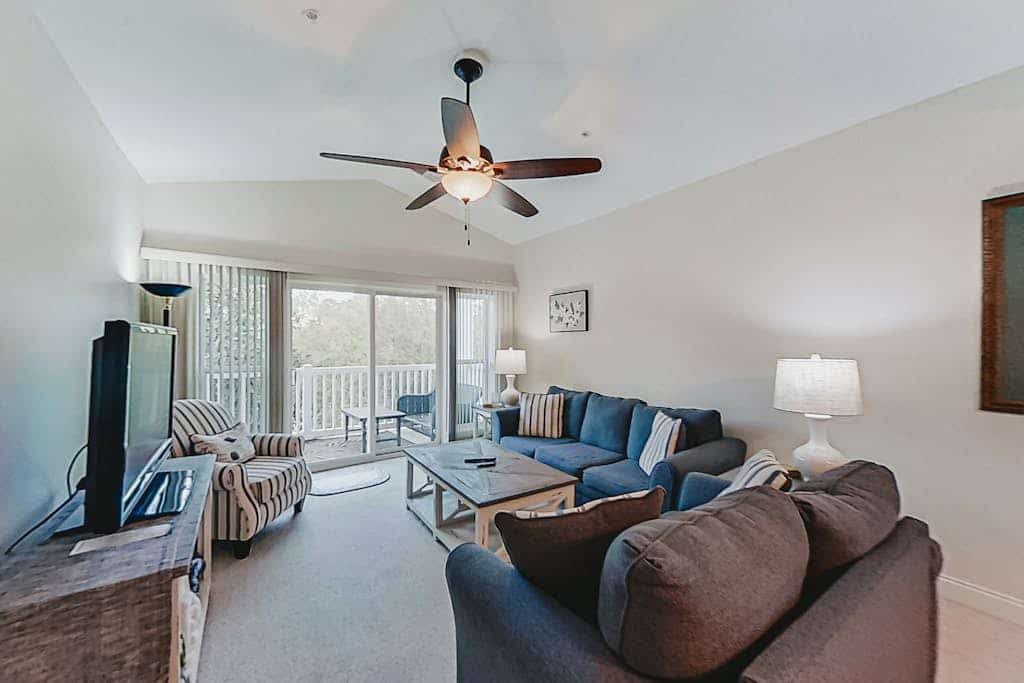 Golf course-front condo with balcony, pool, W/D & lake view - near the beach