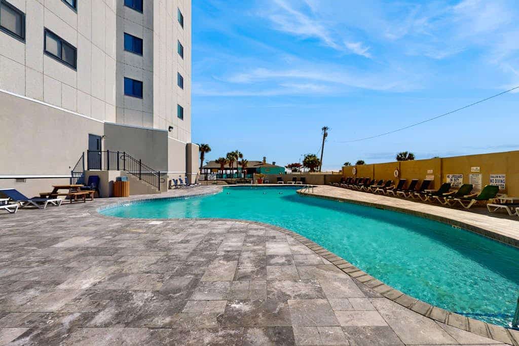 Sixth-floor condo with pools, hot tubs, gym, sports courts, & beach access